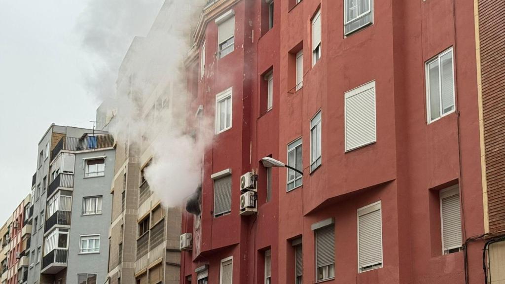El incendio se ha producido en el número 39 de la Calle Burgos (Zaragoza)
