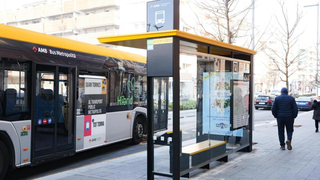 Una parada de autobús del área metropolitana de Barcelona.