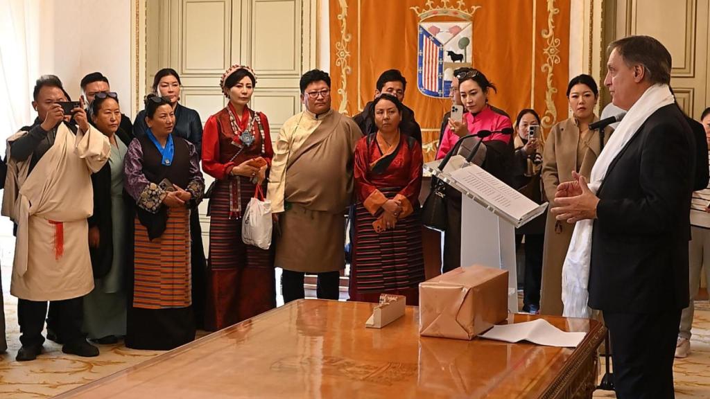Carlos García Carbayo con los miembros de la Asociación de Comercio Exterior y Economía de la Región Autónoma del Tíbet