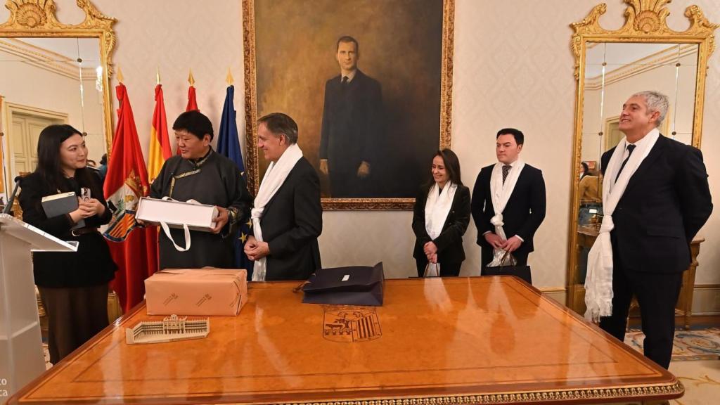 Carlos García Carbayo con los miembros de la Asociación de Comercio Exterior y Economía de la Región Autónoma del Tíbet