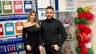 Marco Sanz Tasis, dueño del estanco nº1 y Loterías y Apuestas del Estado de Laguna de Duero, junto a la encargada del establecimiento, Velislava Ivanova