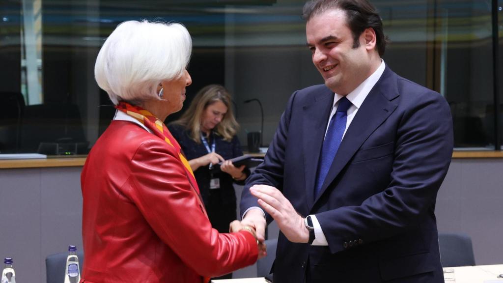 El nuevo presidente del Eurogrupo, Kyriakos Pierrakakis, saluda a la presidenta del BCE, Christine Lagarde
