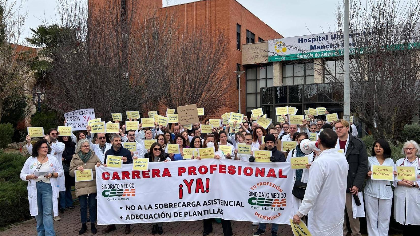 Imagen de la protesta convocada por los médicos este miércoles en la puerta del hospital de Alcázar de San Juan (Ciudad Real).