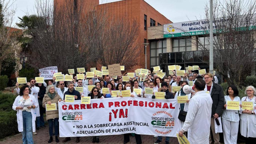 Imagen de la protesta convocada por los médicos este miércoles en la puerta del hospital de Alcázar de San Juan (Ciudad Real).