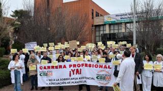 Imagen de la protesta convocada por los médicos este miércoles en la puerta del hospital de Alcázar de San Juan (Ciudad Real).