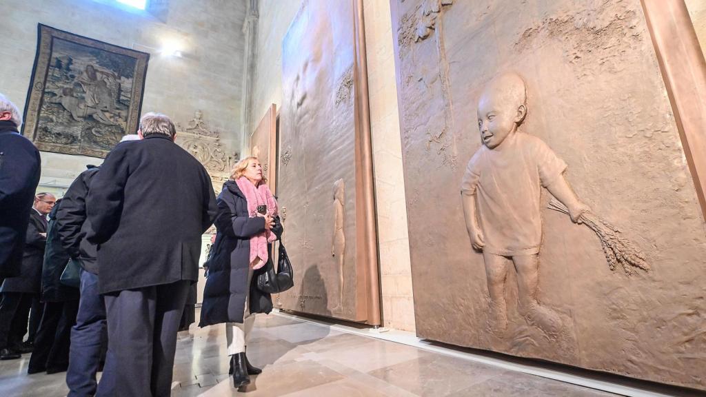 Un grupo de personas observan las puertas de Antonio López tras su inauguración