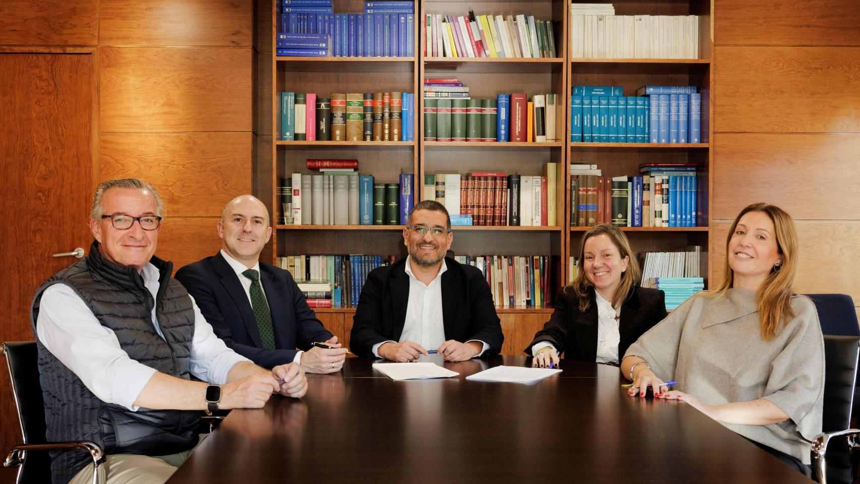 De izquierda a derecha: Francisco Javier Ulecia, CEO de Bullnet Capital; Alberto Pintado Sánchez, Head of Indraventures; Pedro Pérez Millán, CEO de FYLA Láser; María del Pilar Fernández Rubio, directora de M&A de Indra Group, y Patricia Montoro Cobles, directora M&A Legal de Indra Group.