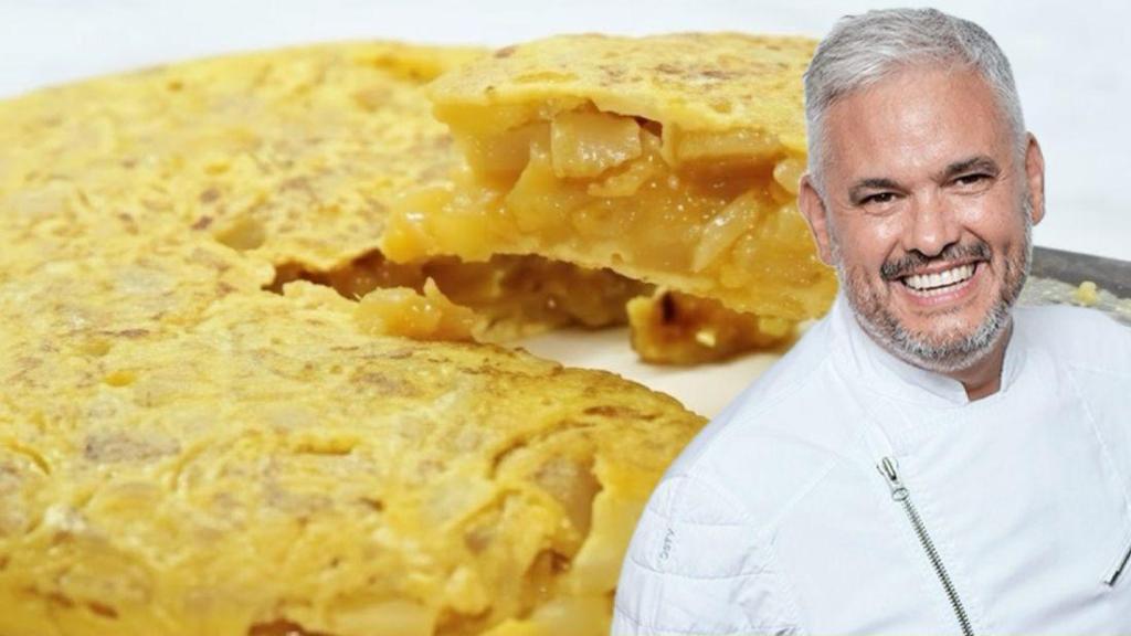 Nandu Jubany junto a un plato de tortilla de patatas.