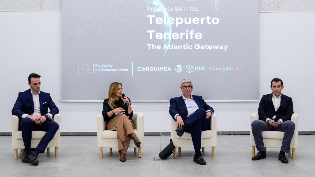 De izquierda a derecha, Rubén Criado, director de nuevas tecnologías de Arquimea; Rosa Dávila, presidenta del cabildo de Tenerife; Antonio Abad, director general de CanarySat; y Juan José Martínez, consejero de innovación del cabildo de Tenerife