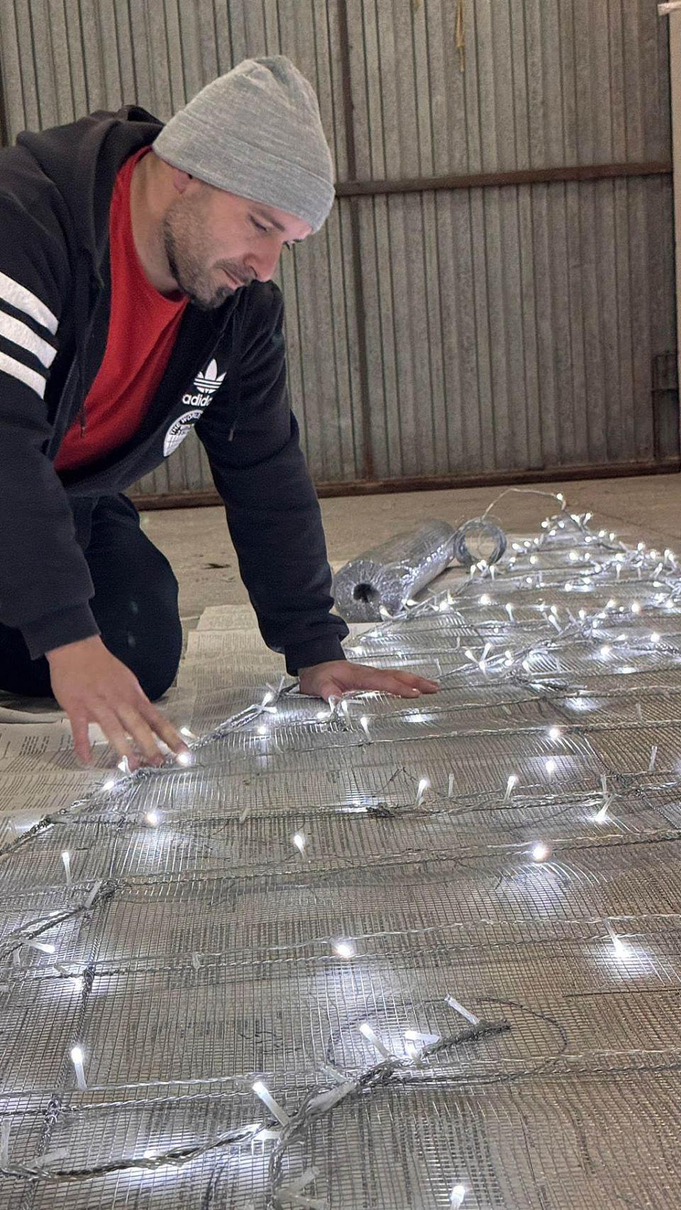 Jorge preparando las luces de Olmos de Peñafiel