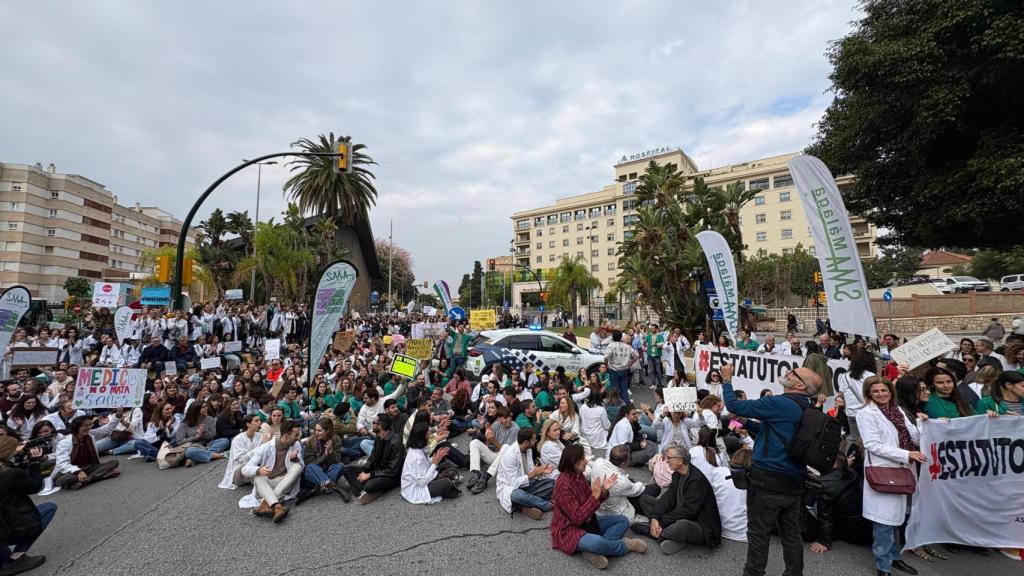 Los médicos de Málaga en la concentración de este jueves.