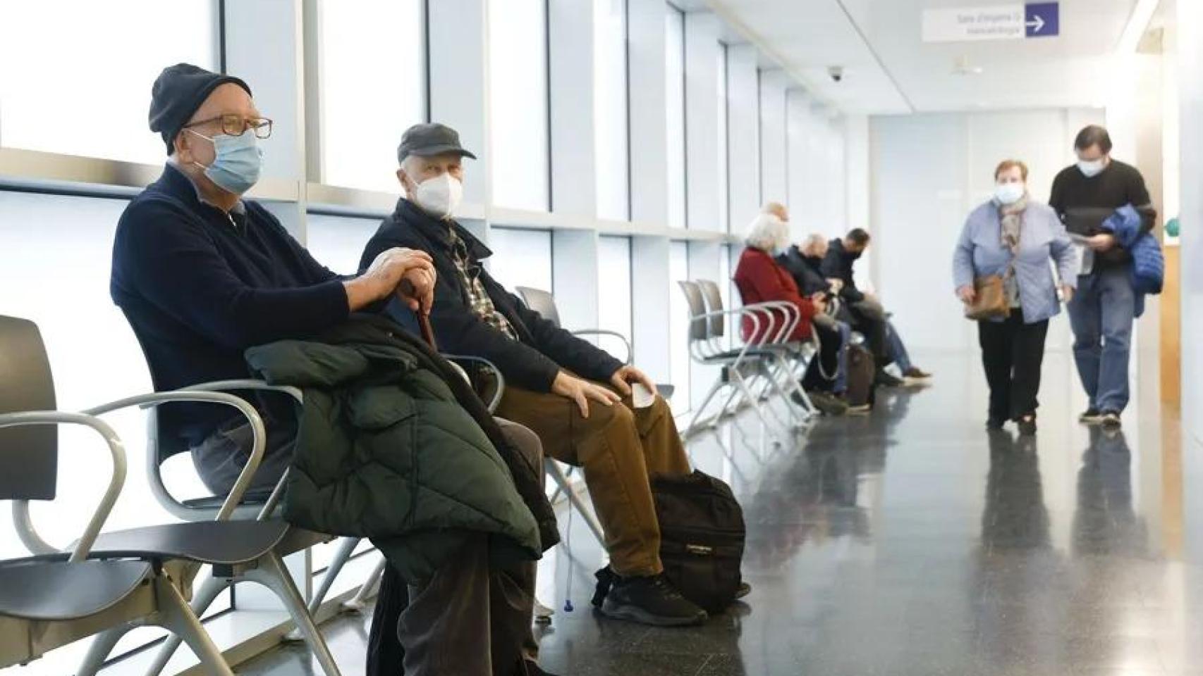 Por qué la gripe ha tumbado a media España semanas antes de Navidades: Las urgencias han batido récords tras el puente