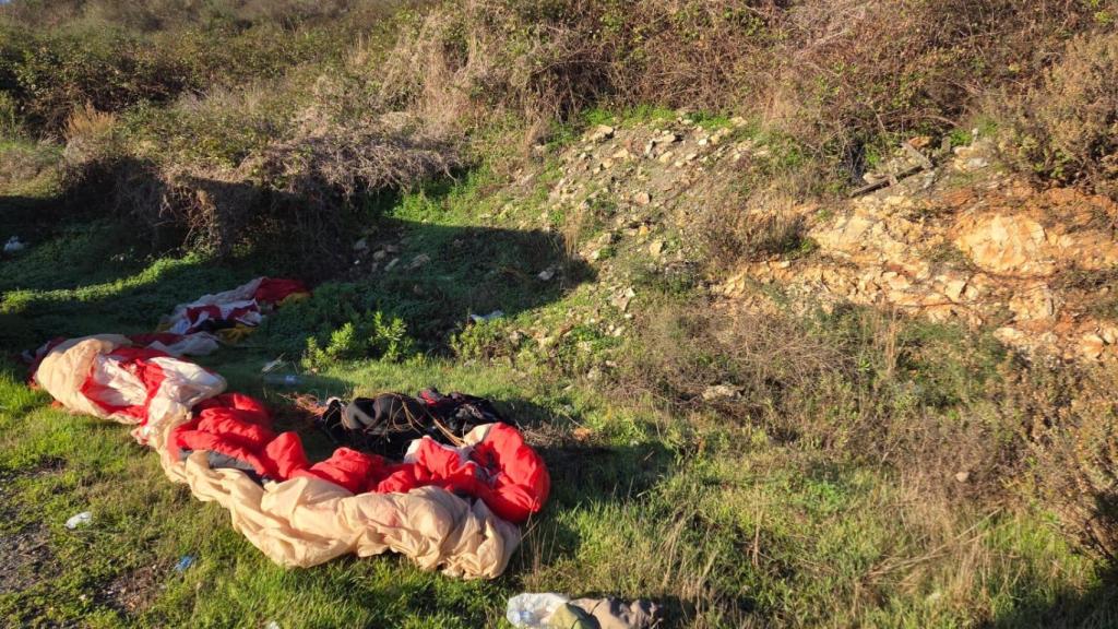 Restos de los parapentes hallados por los agentes.