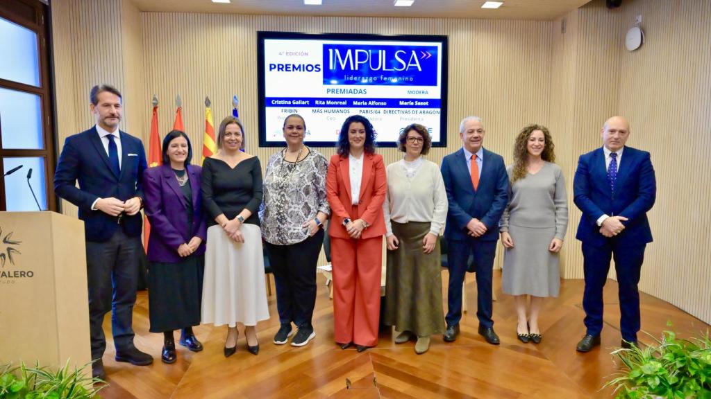 Foto de familia de los Premios Impulsa Liderazgo Femenino 2025, organizados por CEOE Aragón y CaixaBank