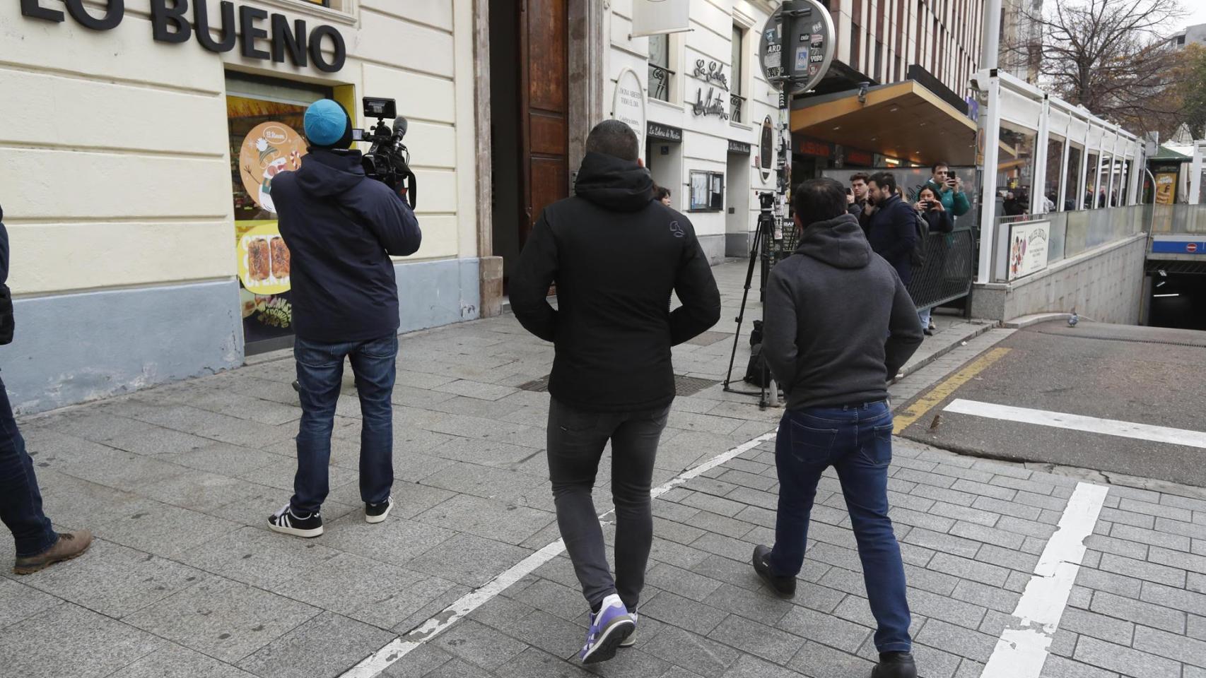 Dos agentes de la UCO de paisano de camino a la sede de Forestalia donde aguardaban los medios de comunicación.