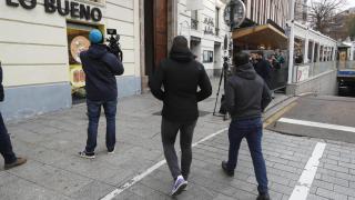 Dos agentes de la UCO de paisano de camino a la sede de Forestalia donde aguardaban los medios de comunicación.