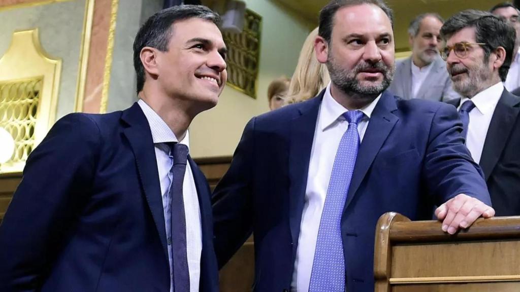 Pedro Sánchez y José Luis Ábalos, juntos en el Congreso en un pleno del año 2020.