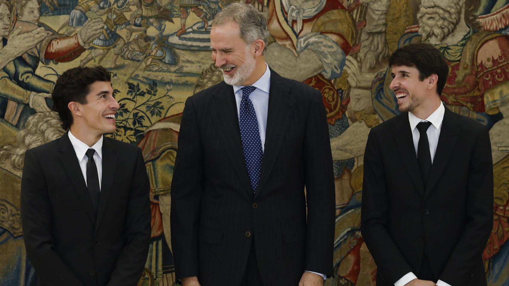 El rey Felipe VI recibe en el Palacio de la Zarzuela a los hermanos Márquez.