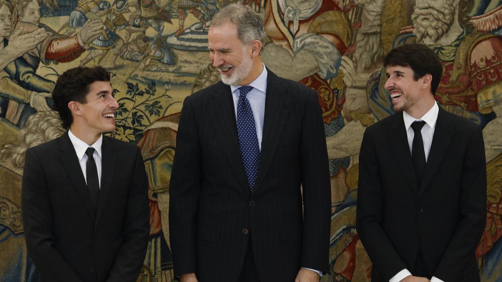 El rey Felipe VI recibe en el Palacio de la Zarzuela a los hermanos Márquez.