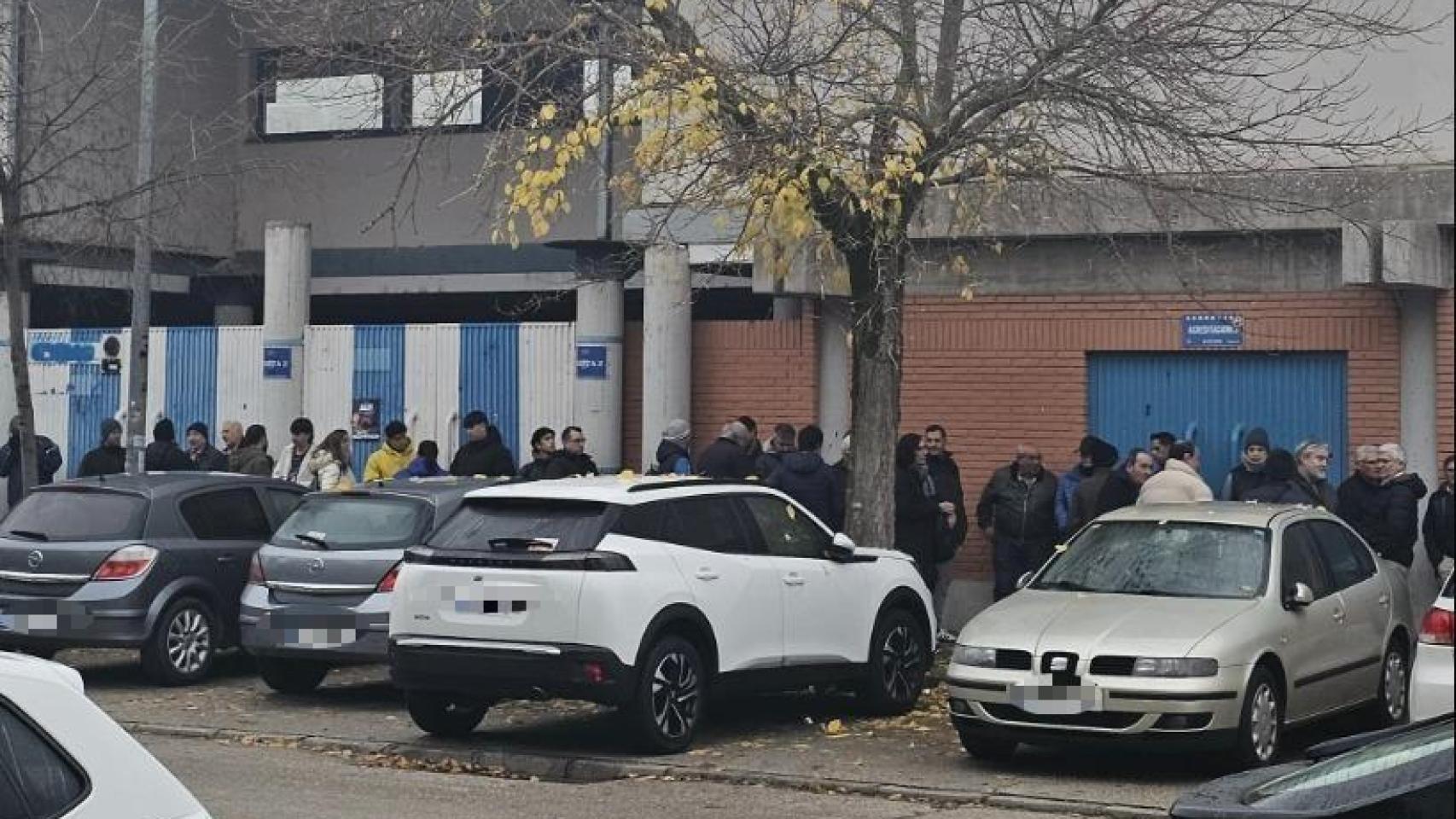 Cola en los aledaños del estadio del Talavera de la Reina.