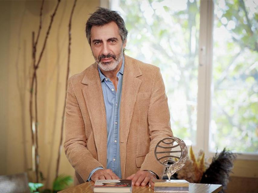 Juan del Val con su Premio Planeta.