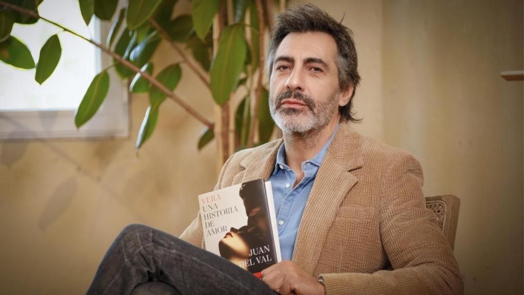 Juan del Val con Vera, la obra que le ha hecho ganar el Premio Planeta.