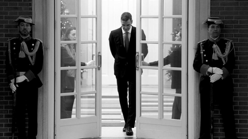 Pedro Sánchez en la puerta de la Moncloa.