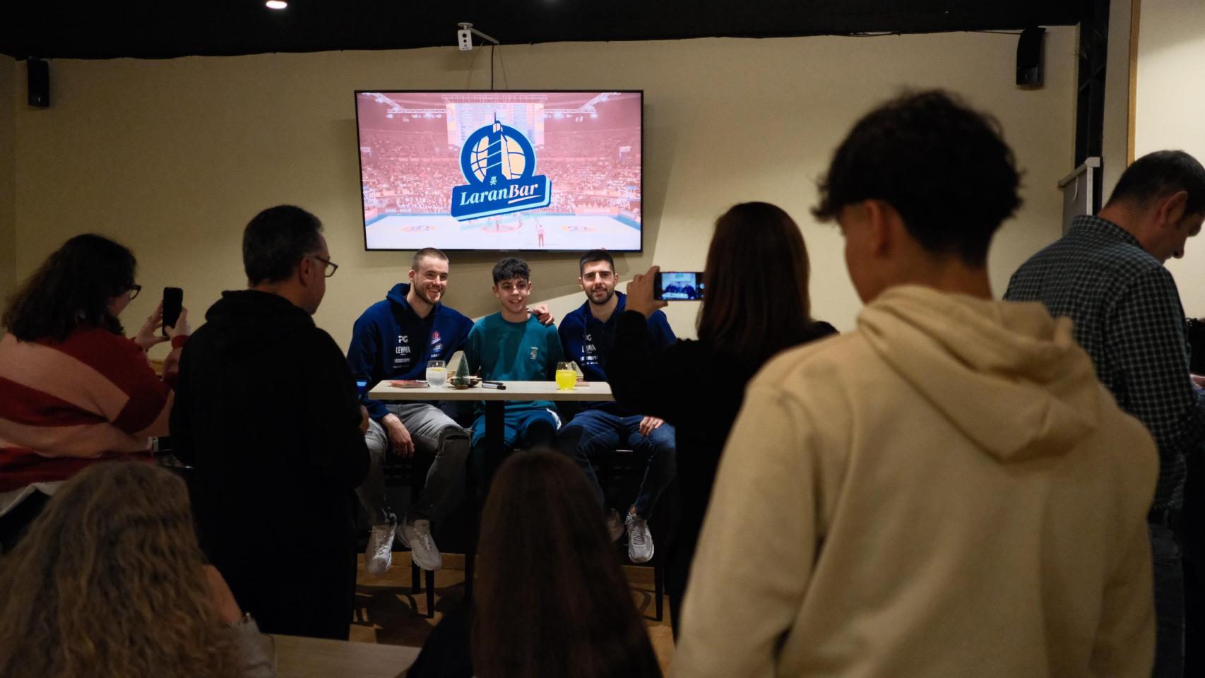 A Chousa d’Abaixo se suma a la ola naranja del Básquet Coruña  y celebra su incorporación a la red Laranbar