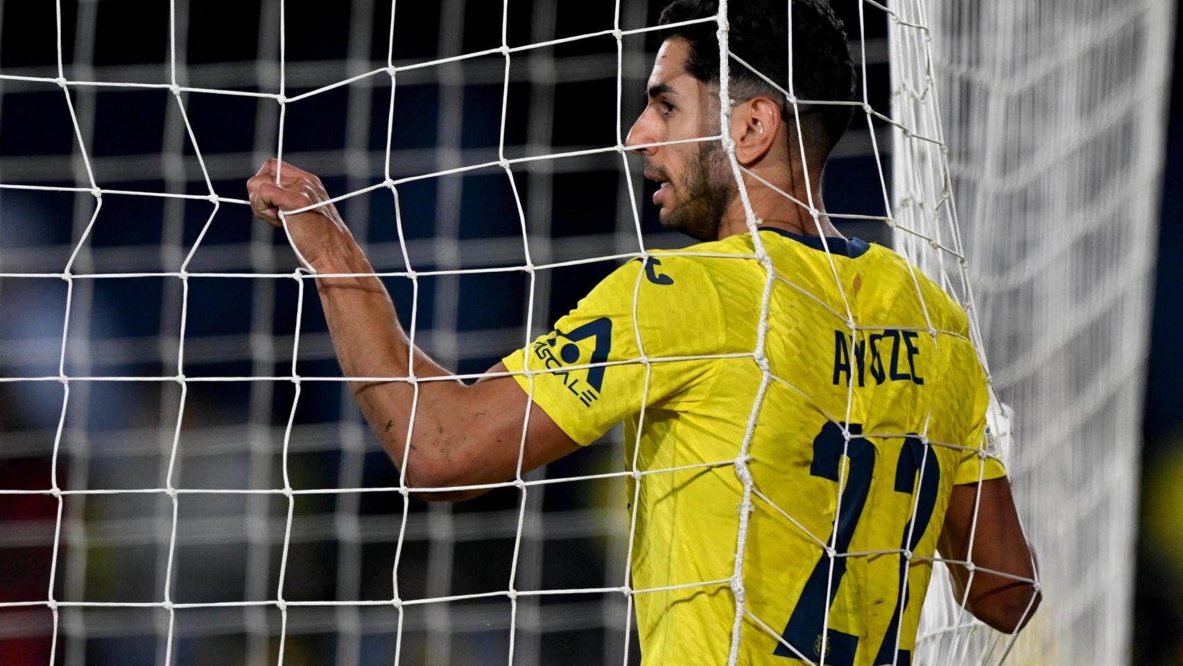 Ayoze se agarra de la red tras fallar una clara ocasión ante el Copenhague.