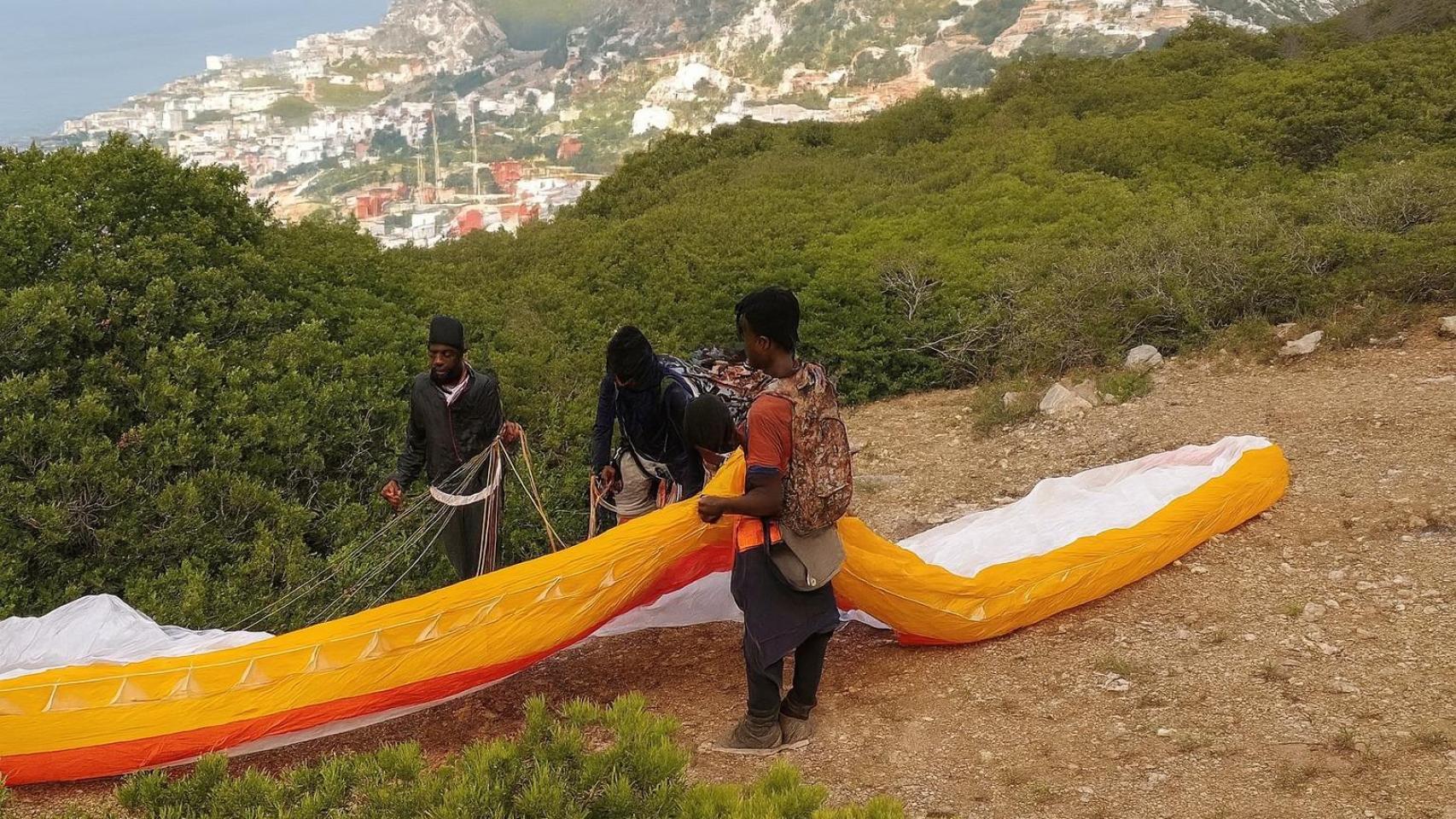 En patera, a nado y ahora en parapente, los inmigrantes ya vuelan a Ceuta y Melilla: El día de mañana llevarán hachís