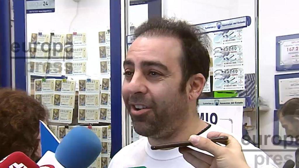 José María Nogales hablando con los medios de comunicación cuando ganó el Gordo.
