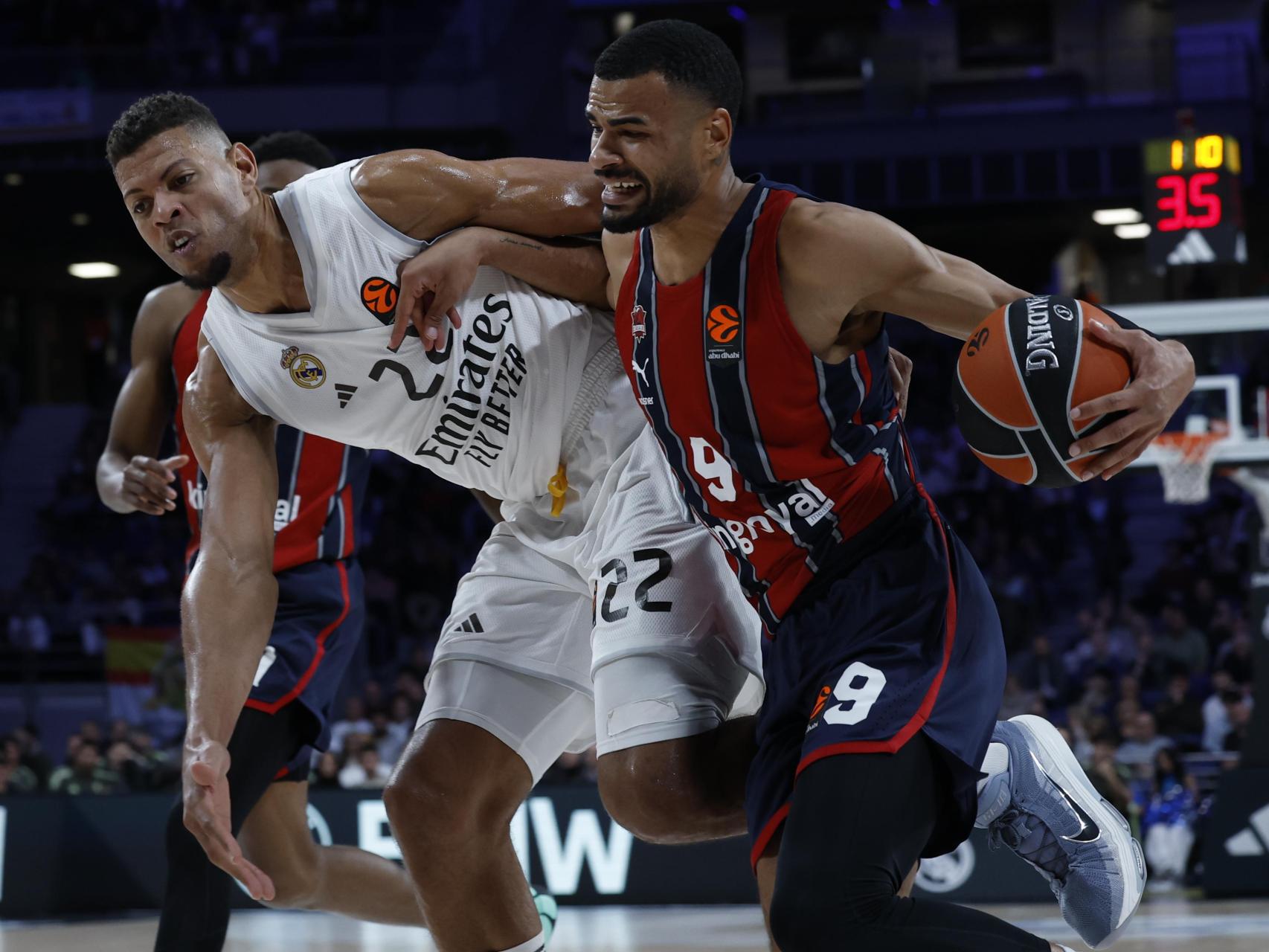 Timothe Luwau entra a canasta presionado por Tavares.