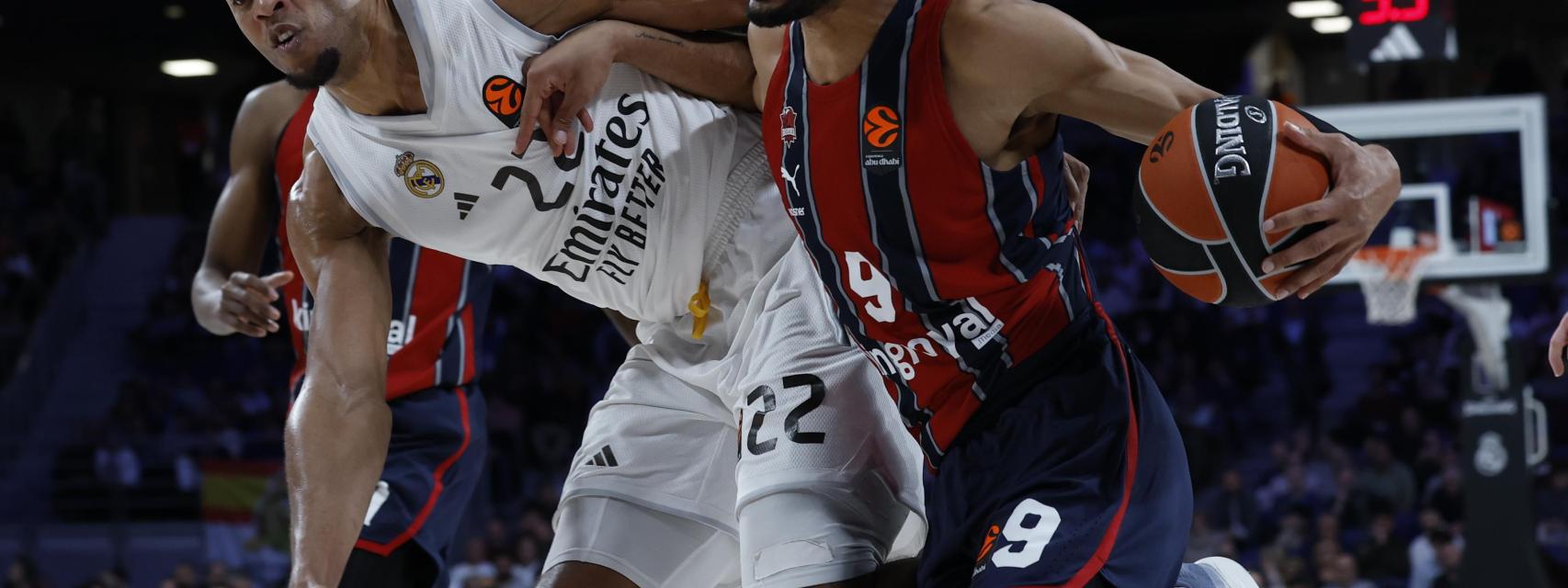 Timothe Luwau entra a canasta presionado por Tavares.