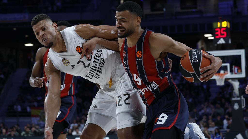 Timothe Luwau entra a canasta presionado por Tavares.