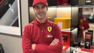 Miguel Molina posa para una entrevista en el concesionario de Ferrari de Madrid.