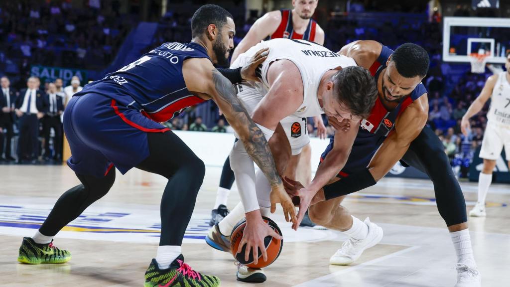 Hezonja lucha por llevarse el balón contra dos jugadores del Baskonia.