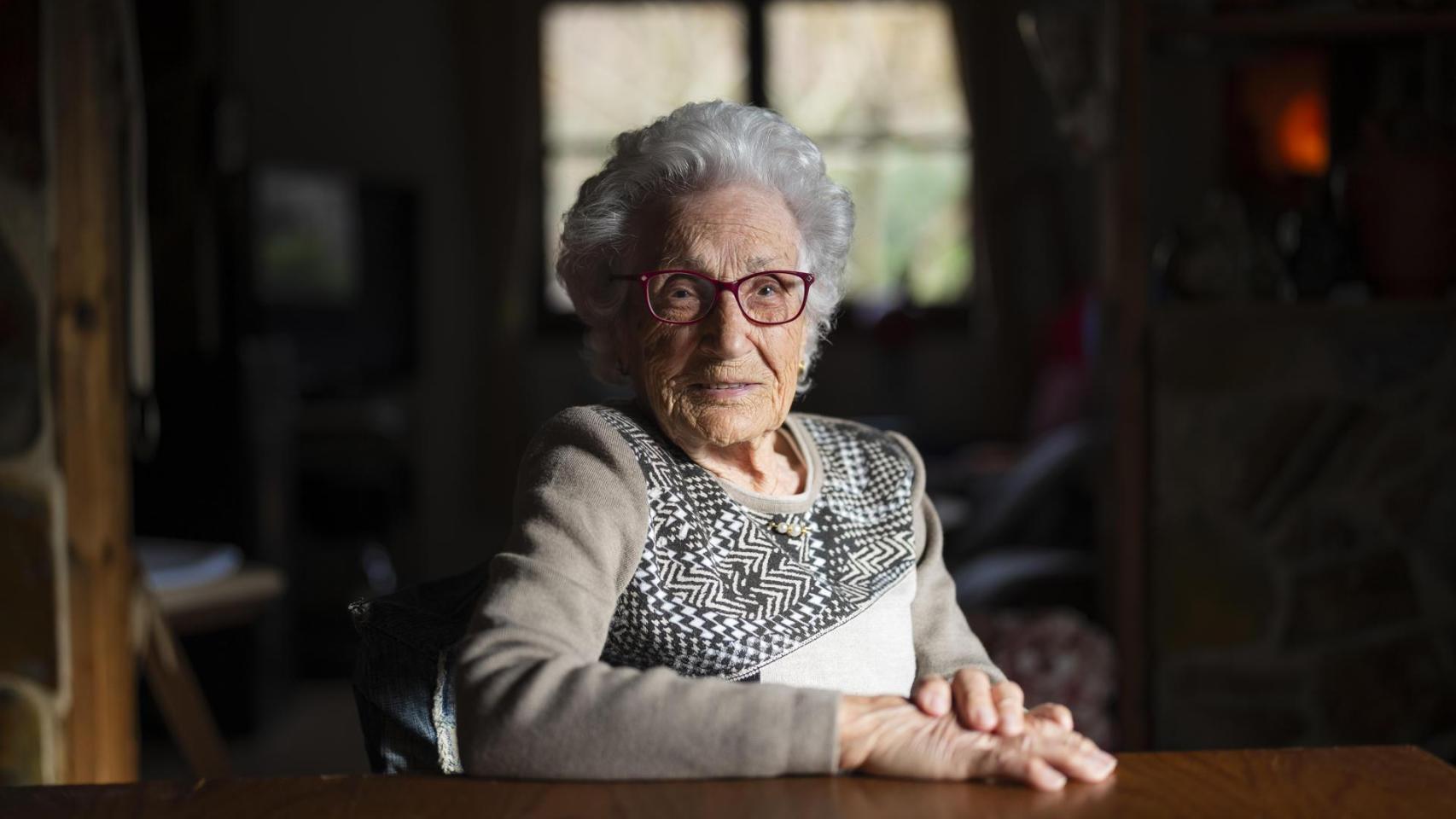 María Canaleta (105 años), la anciana centenaria famosa por el licor que se fabrica con la receta que conserva de su abuela