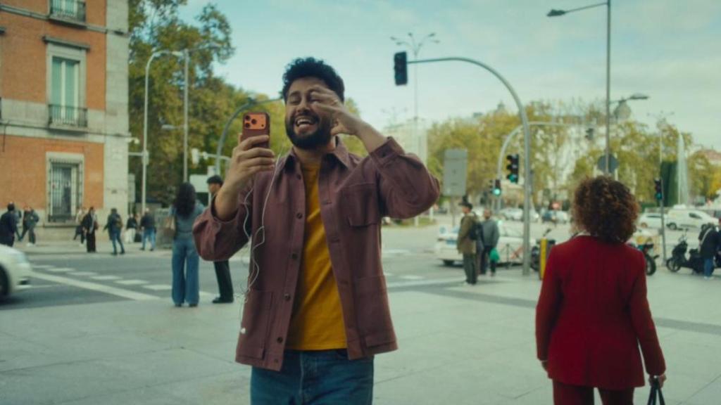 El presentador de 'D Corazón' Javi de Hoyos también aparece en el spot navideño de Campofrío.