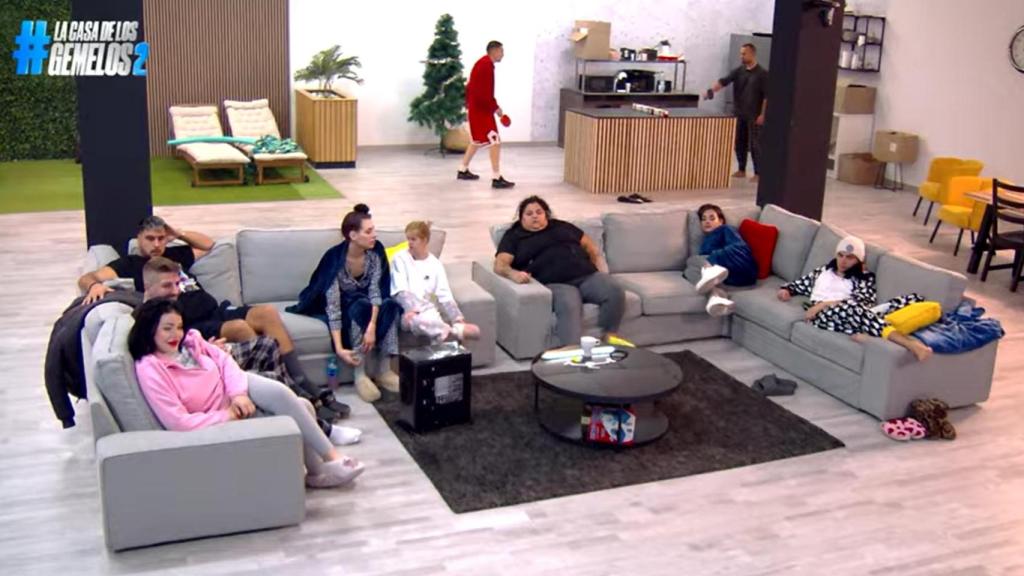 Los concursantes de 'La casa de los gemelos 2' en el saloncito.