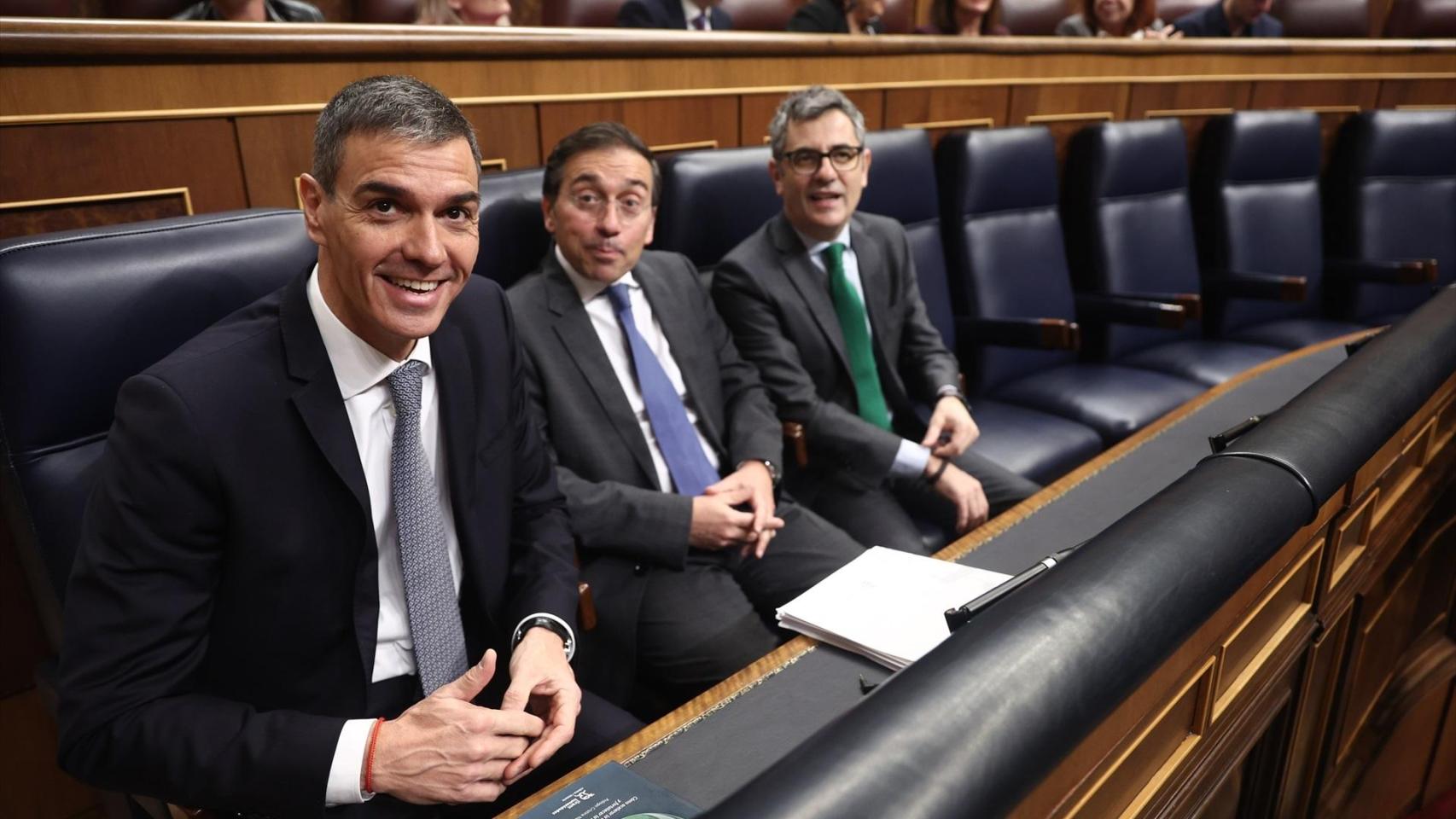 Pedro Sánchez, presidente del Gobierno, junto a sus ministros José Manuel Albares y Félix Bolñaos, en el Congreso.