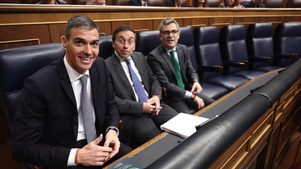 Pedro Sánchez, presidente del Gobierno, junto a sus ministros José Manuel Albares y Félix Bolñaos, en el Congreso.