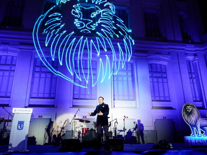 La fiesta del X Aniversario de El Español con Pedro J. Ramírez sobre el escenario.