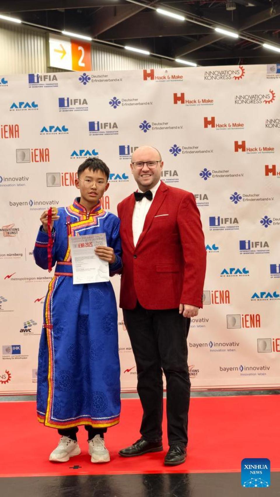Jia Mingxuan recibiendo el premio en iENA.