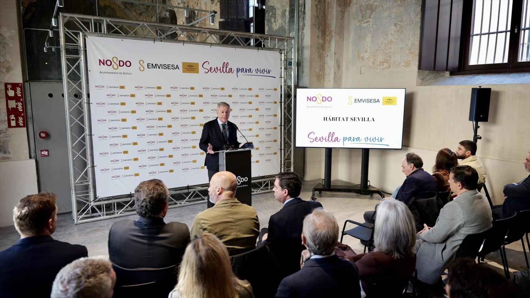El alcalde de Sevilla en la presentación de 'Hábitat Sevilla'.