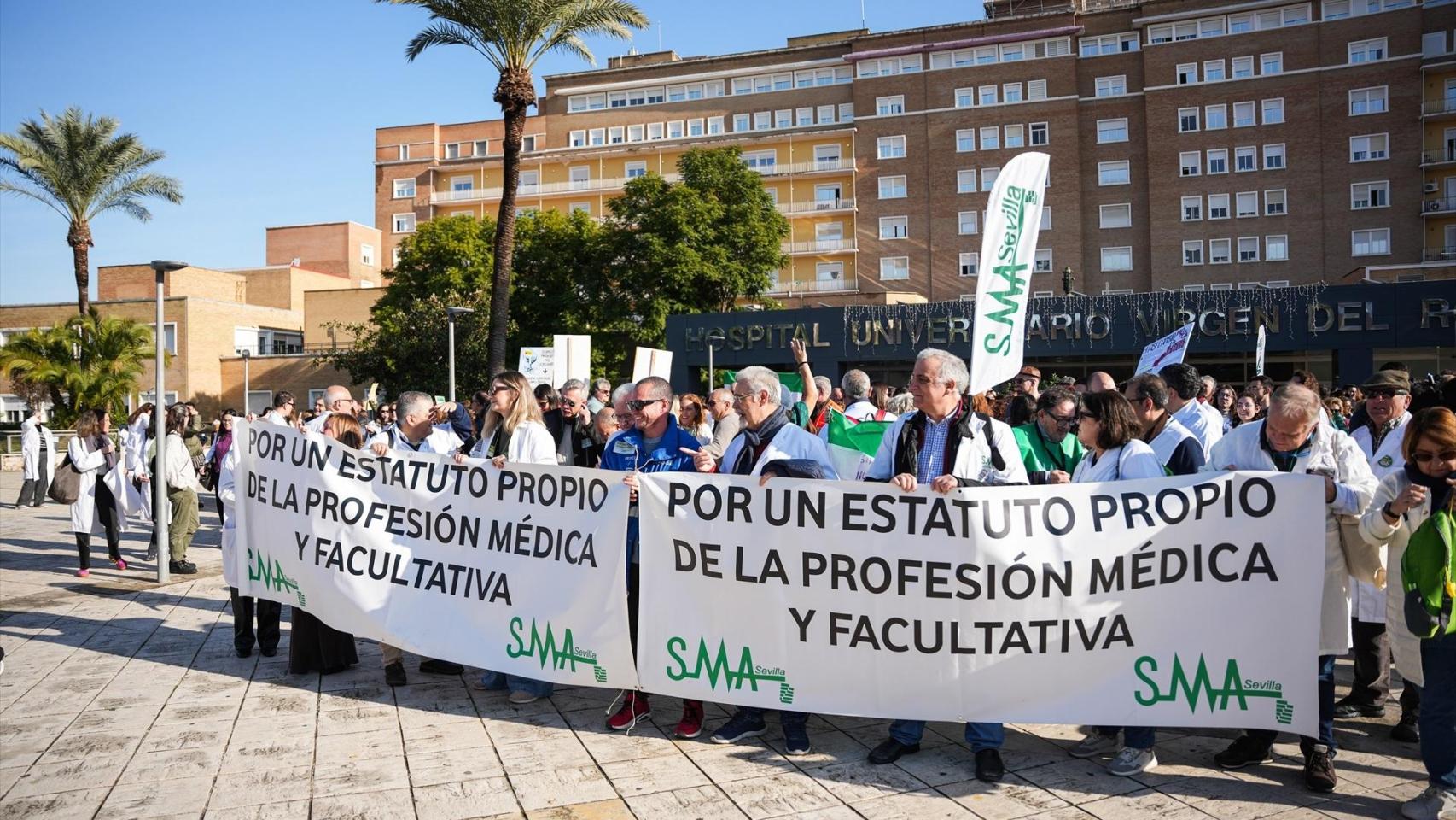 Médicos durante la manifestación convocada por el Sindicato Médico de Sevilla el 11 de diciembre.
