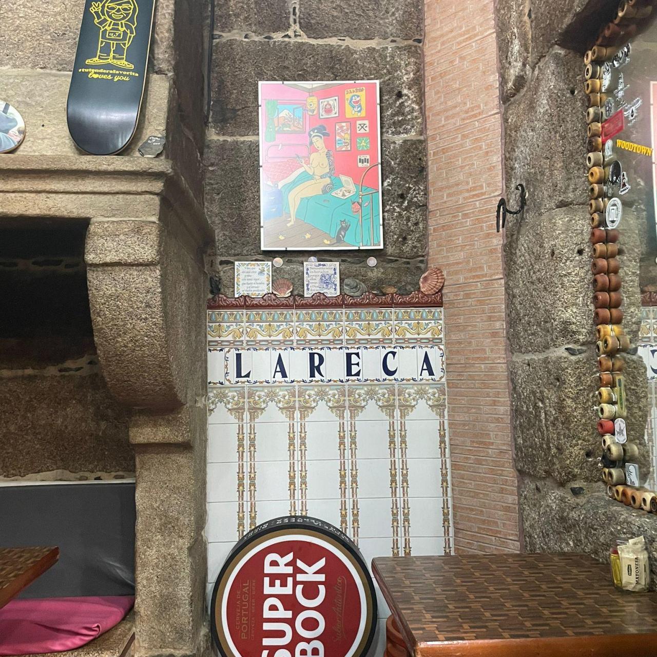 El nombre de Lareca, junto a la lareira del local.