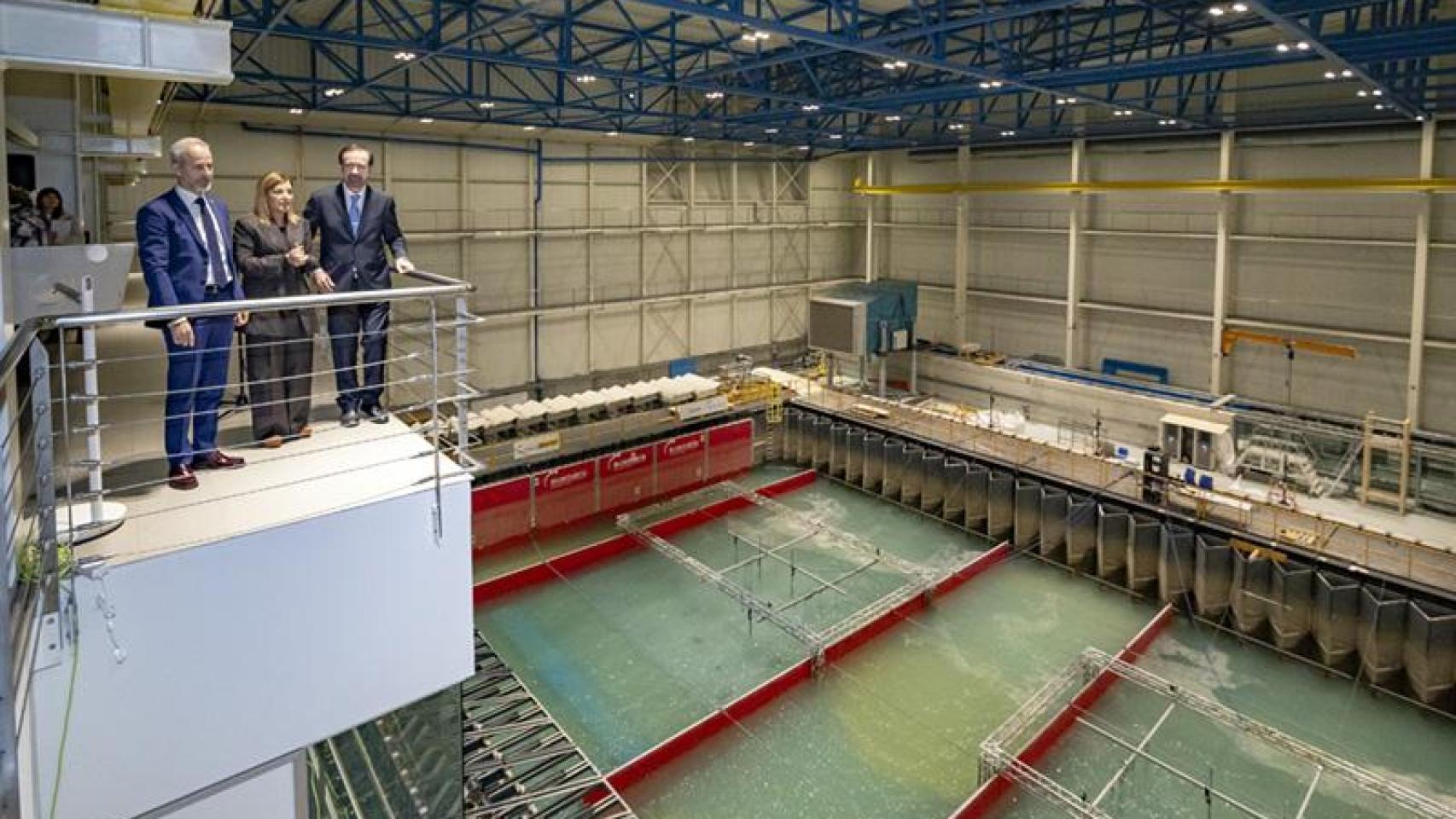 El consejero de Educación, Sergio Silva; la presidenta de Cantabria, Maria José Sáenz de Buruaga, y el director general del IH, Raúl Medina durante la visita al Gran Tanque de Ingeniería Marítima.