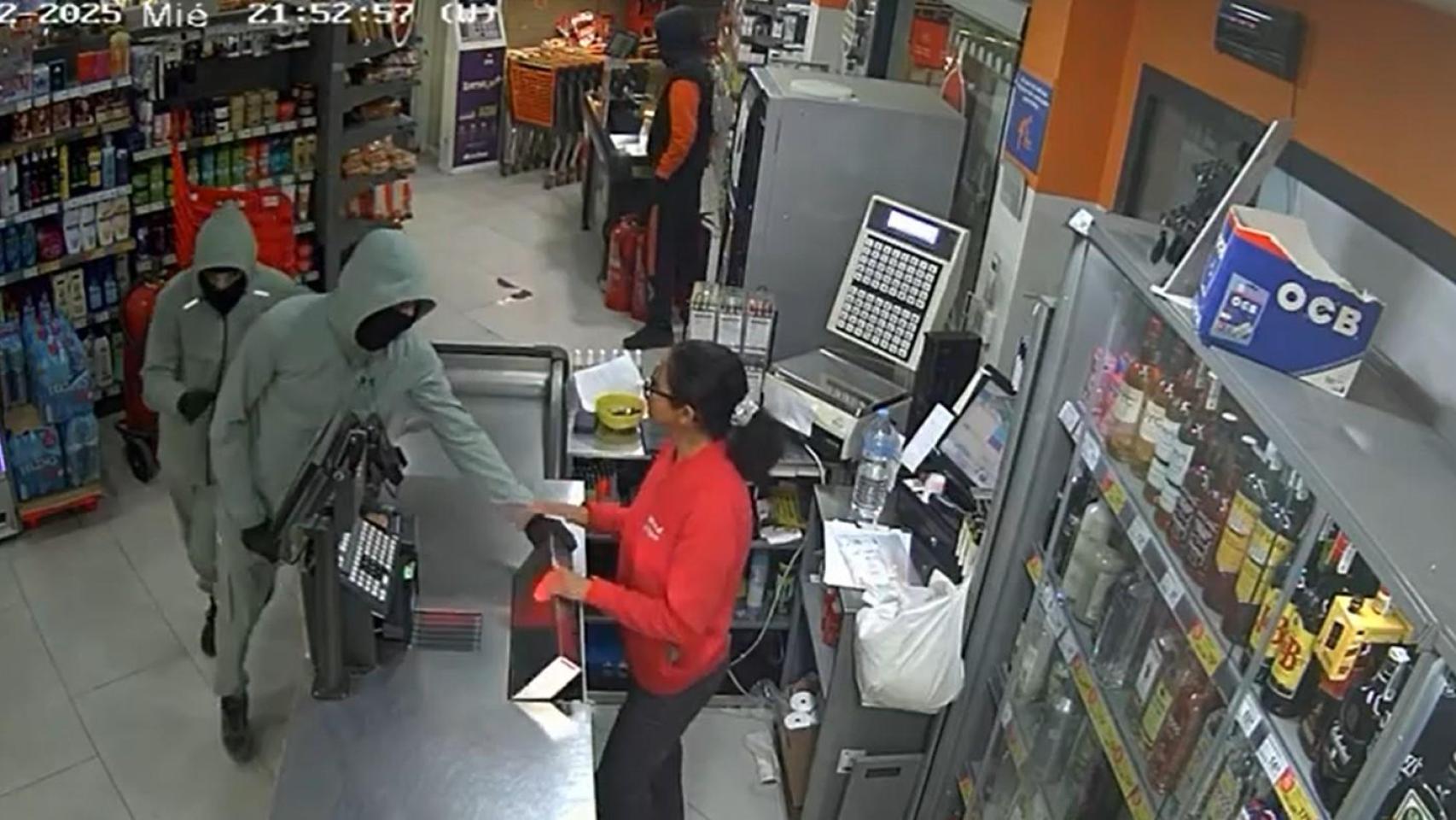 El vídeo de tres encapuchados robando la caja registradora de una gasolinera del cruce de El Raal (Murcia)