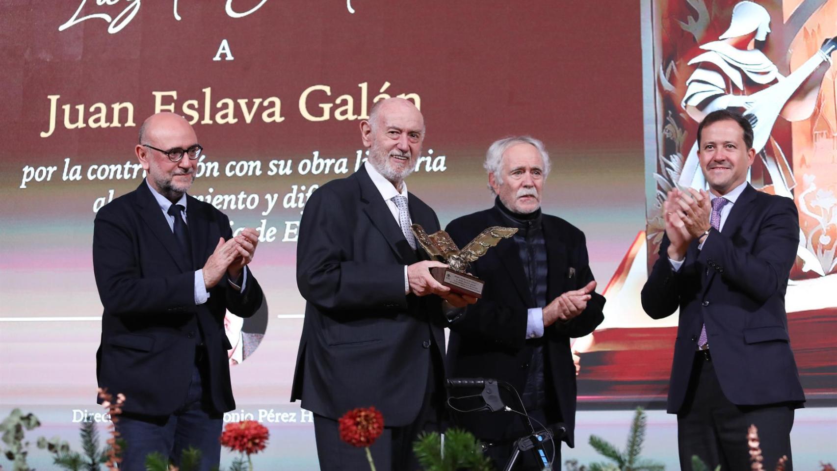 Entrega del premio 'Toledo, Luz de Europa' a Juan Eslava. Foto: Ayuntamiento.