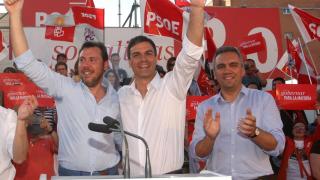 El ministro de Transportes y Movilidad Sostenible, Óscar Puente, el presidente del Gobierno, Pedro Sánchez y el exsenador Javier Izquierdo, en un acto político en Valladolid en mayo de 2015